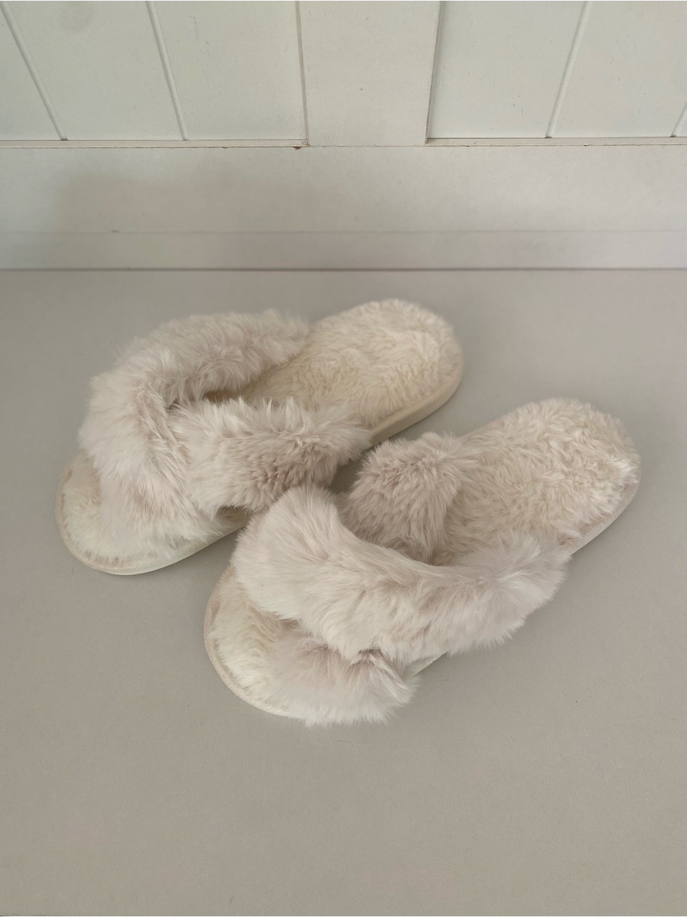 Evshine Women 8.5-9.5 White Fuzzy Slippers Cross Band Memory Foam Open Toe